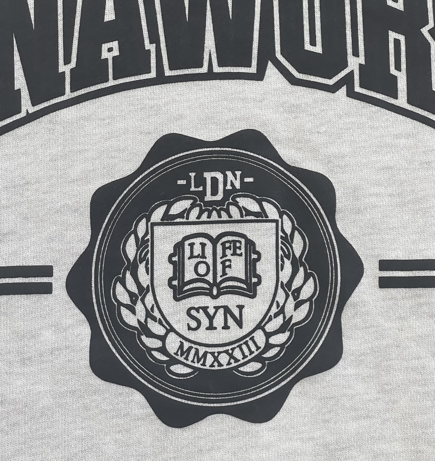 SYNA COLLEGE CREW SWEATER (GREY)