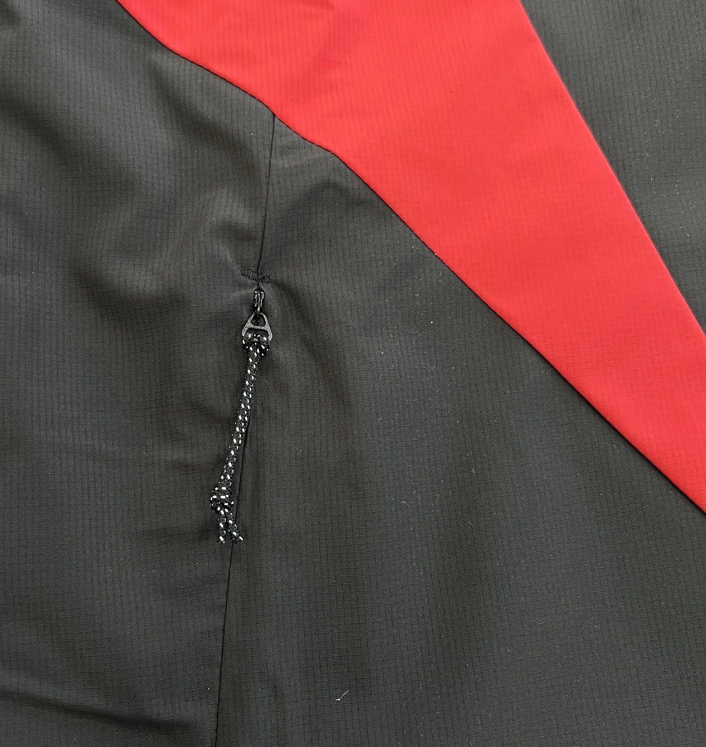 SYNA VORTEX WOVEN JACKET (BLACK/RED)