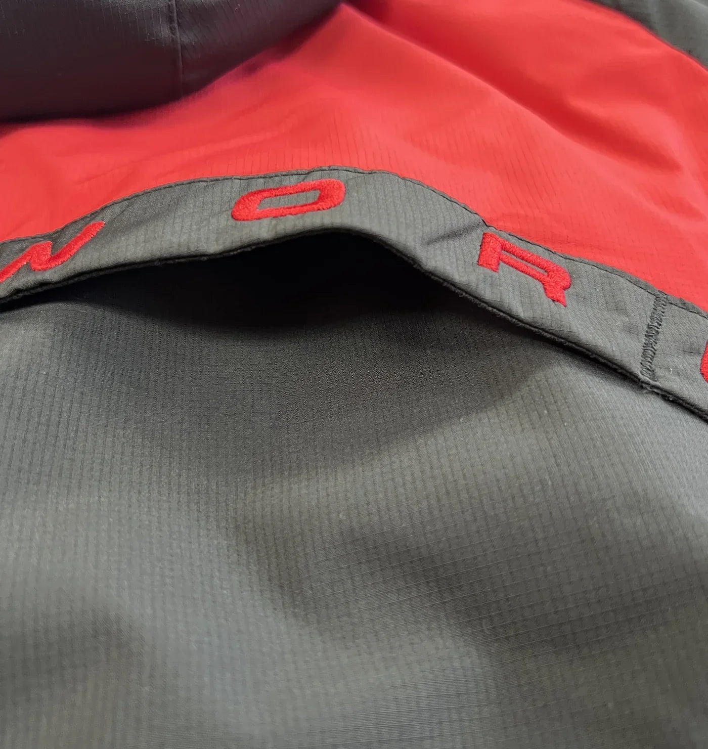 SYNA VORTEX WOVEN JACKET (BLACK/RED)