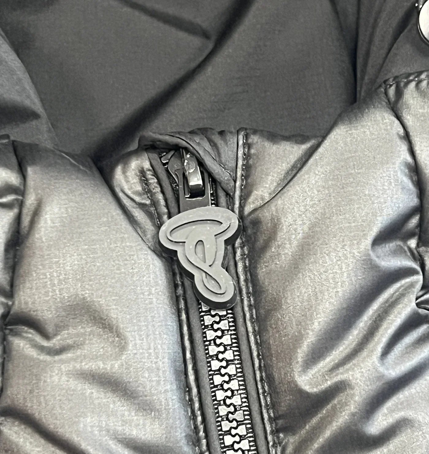 SYNA WAVE PUFFER JACKET (BLACK)