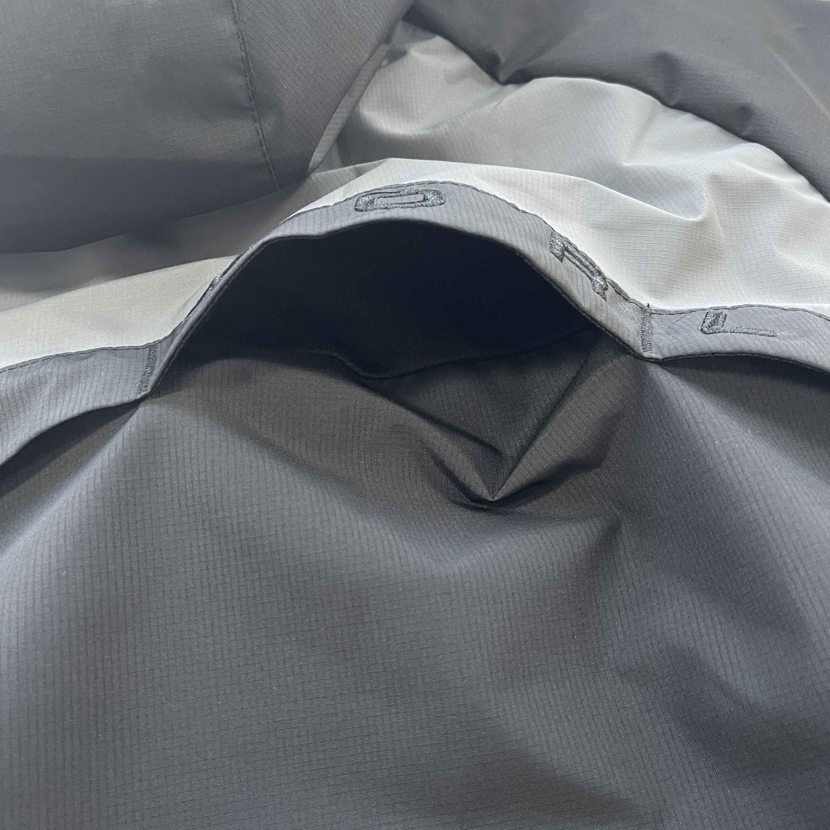 SYNA VORTEX WOVEN JACKET (BLACKOUT)