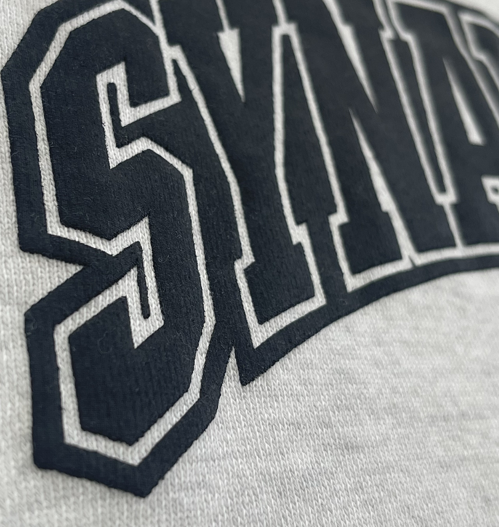 SYNA COLLEGE CREW SWEATER (GREY)