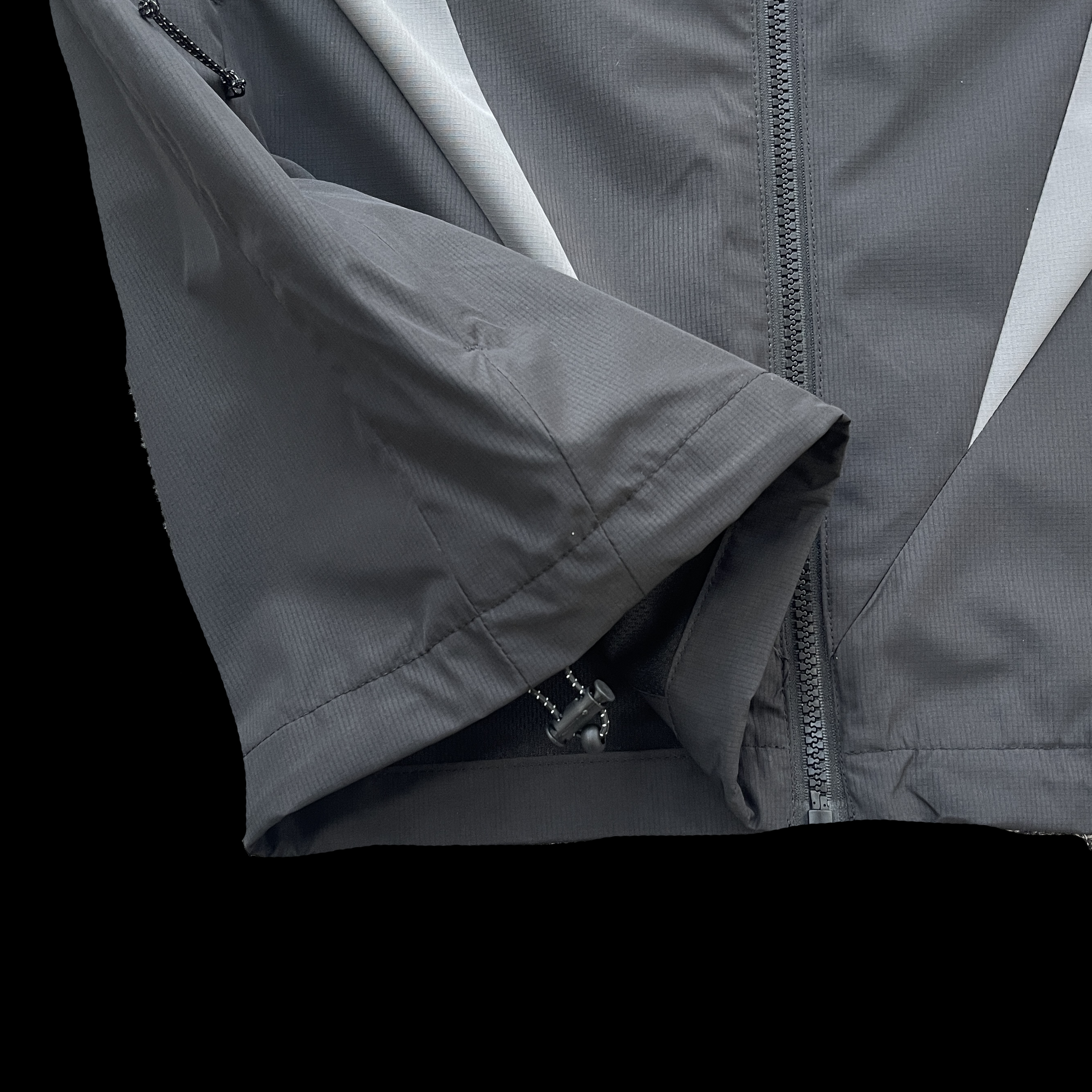 SYNA VORTEX WOVEN JACKET (BLACKOUT)