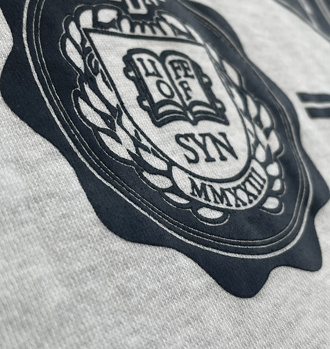 SYNA COLLEGE CREW SWEATER (GREY)