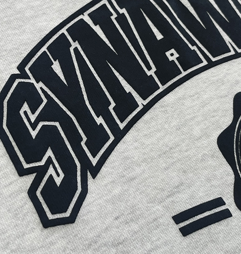 SYNA COLLEGE CREW SWEATER (GREY)