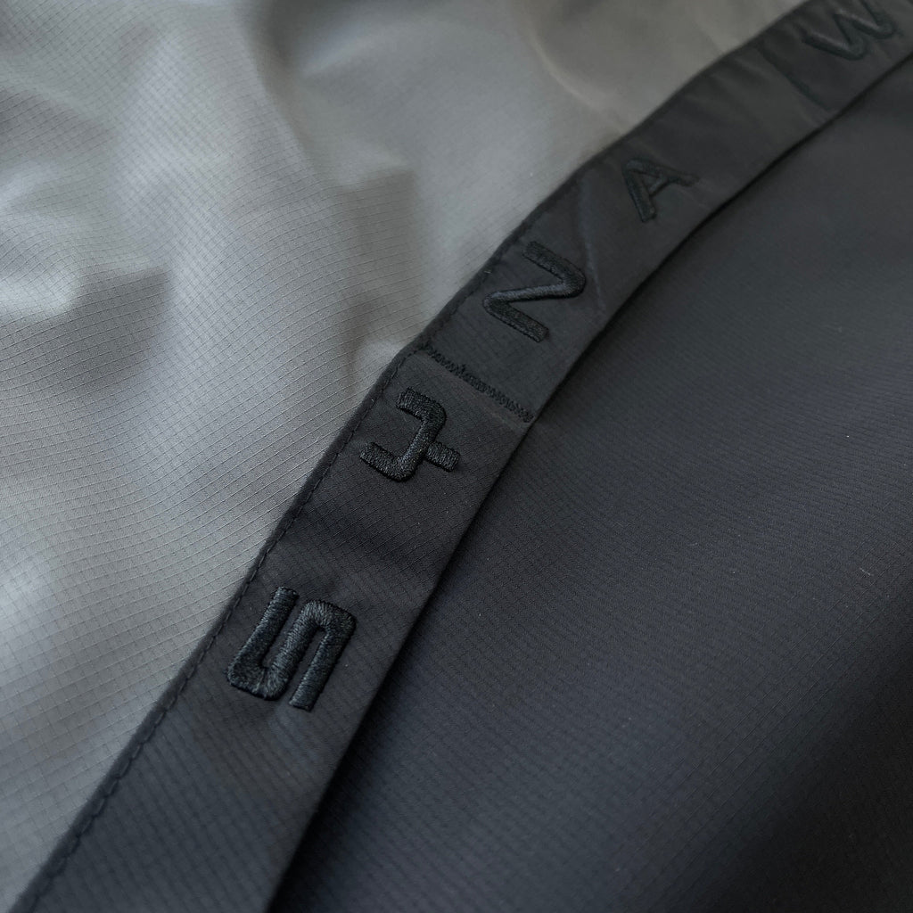 SYNA VORTEX WOVEN JACKET (BLACKOUT)