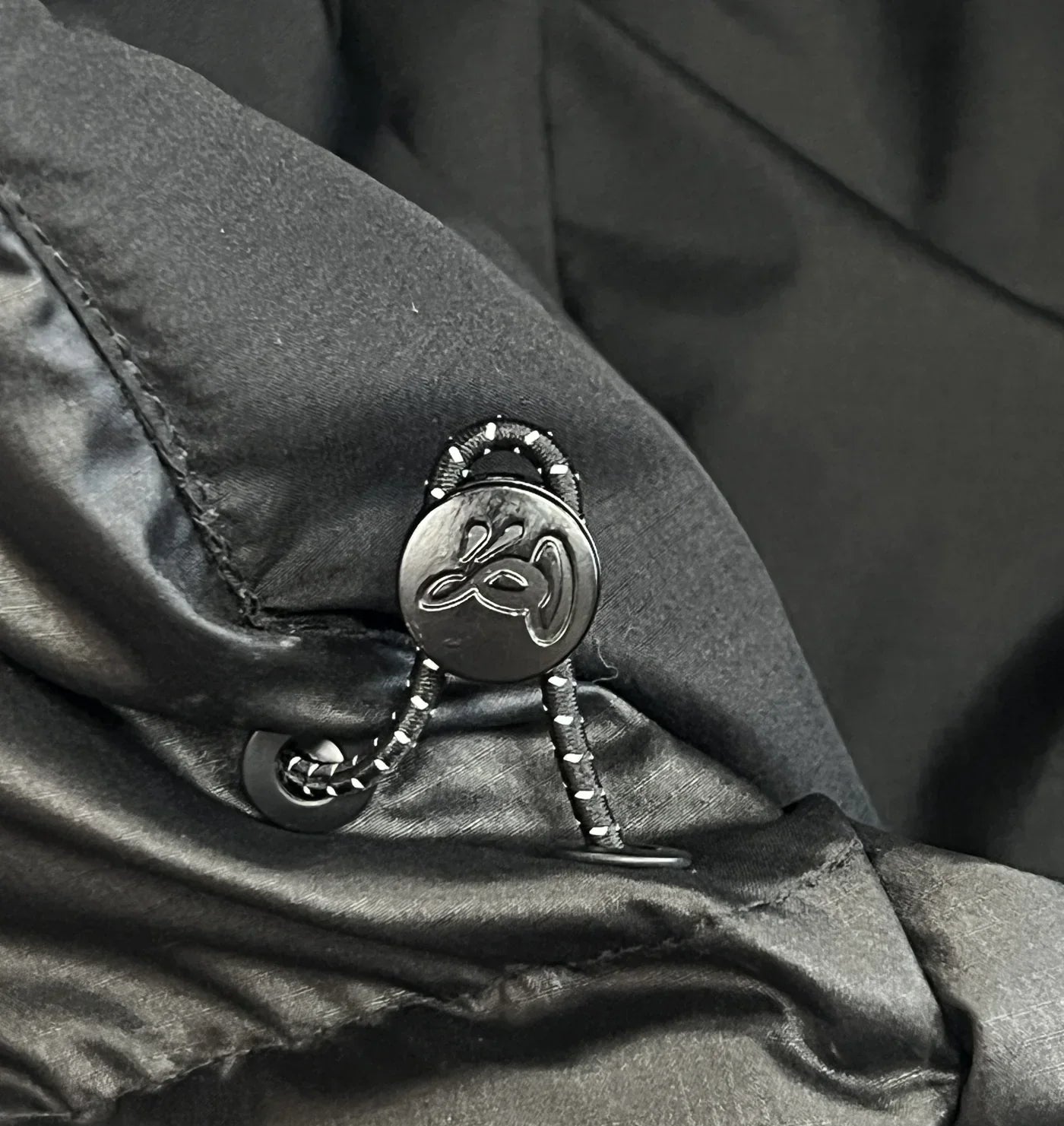 SYNA WAVE PUFFER JACKET (BLACK)