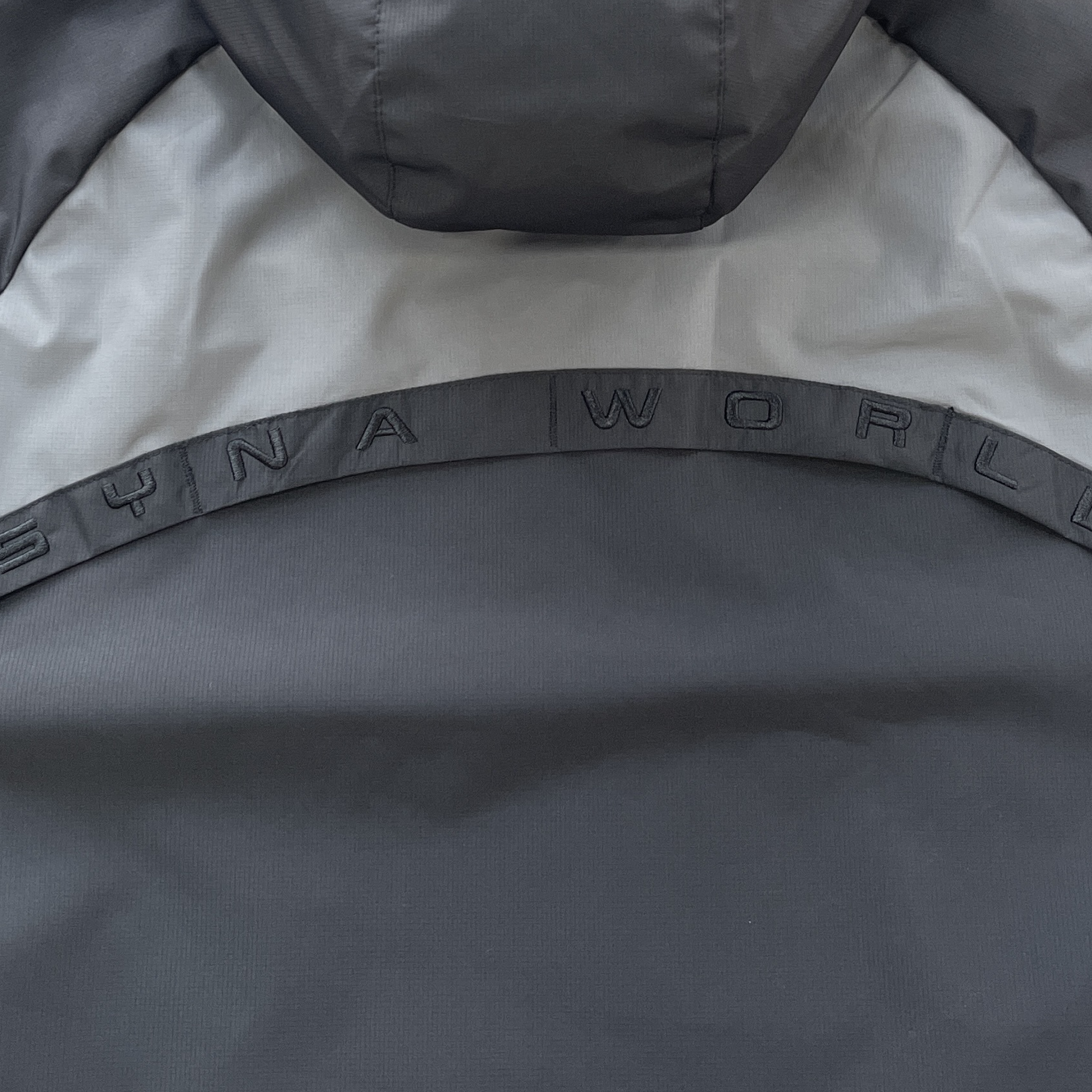 SYNA VORTEX WOVEN JACKET (BLACKOUT)