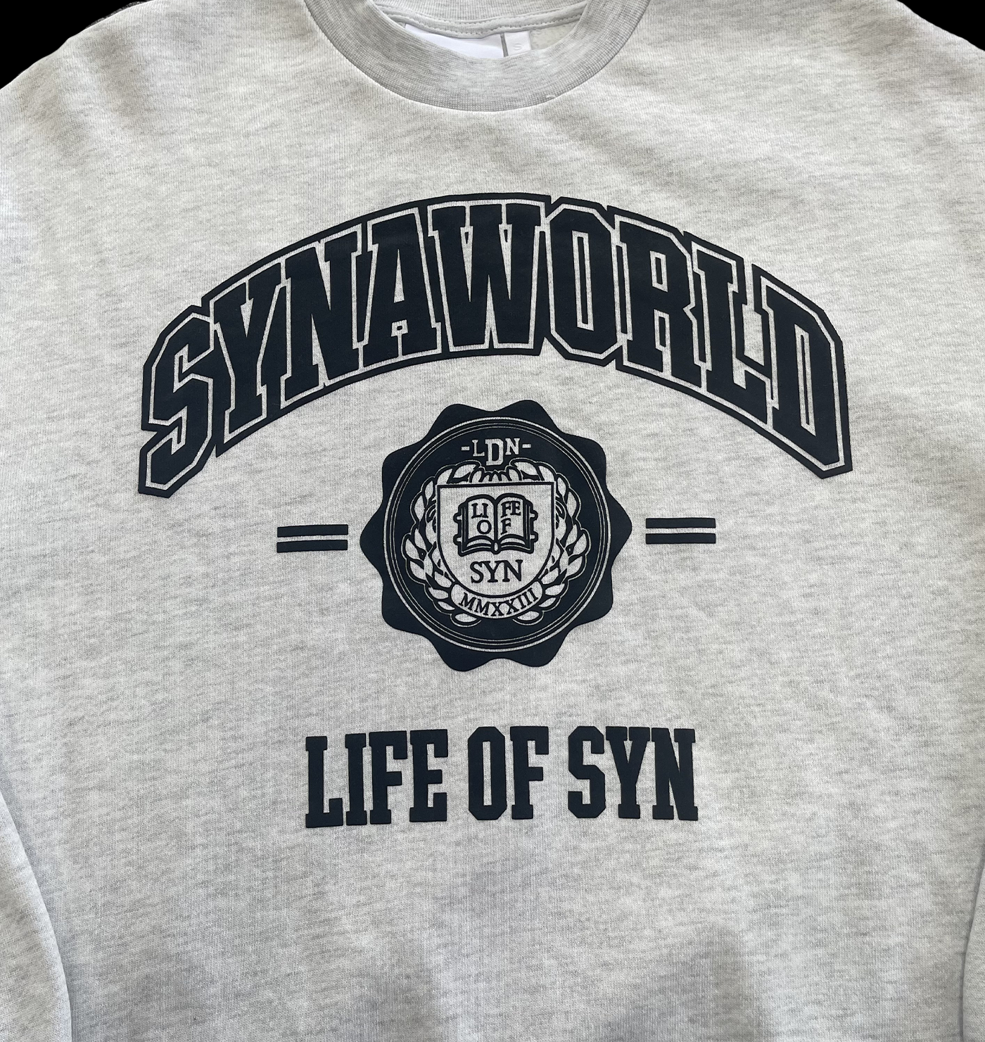 SYNA COLLEGE CREW SWEATER (GREY)